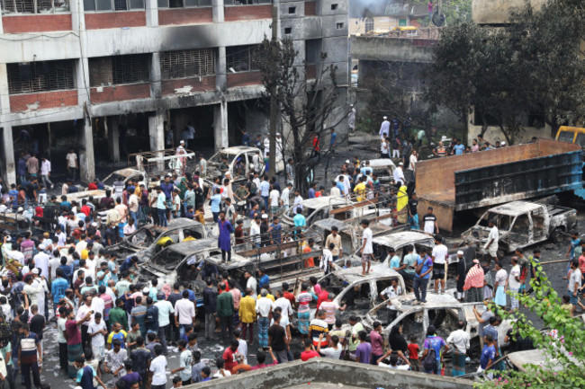 dhaka-wari-bangladesh-6th-aug-2024-people-gather-at-the-japrabari-police-station-in-the-aftermath-of-the-prime-ministers-resignation-in-dhaka-bangladesh-06-august-2024-in-an-address-to-the-n