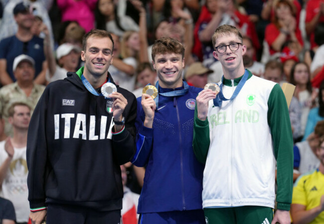 paris-france-4th-aug-2024-gold-medalist-bobby-finke-c-of-the-united-states-silver-medalist-gregorio-paltrinieri-l-of-italy-and-bronze-medalist-daniel-wiffen-of-ireland-pose-during-the-victory