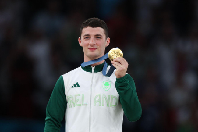 paris-france-3rd-aug-2024-rhys-mcclenaghan-of-team-ireland-poses-with-his-gold-medal-after-the-pommel-horse-final-on-day-eight-of-the-olympic-games-paris-2024-at-bercy-arena-paris-france-cr