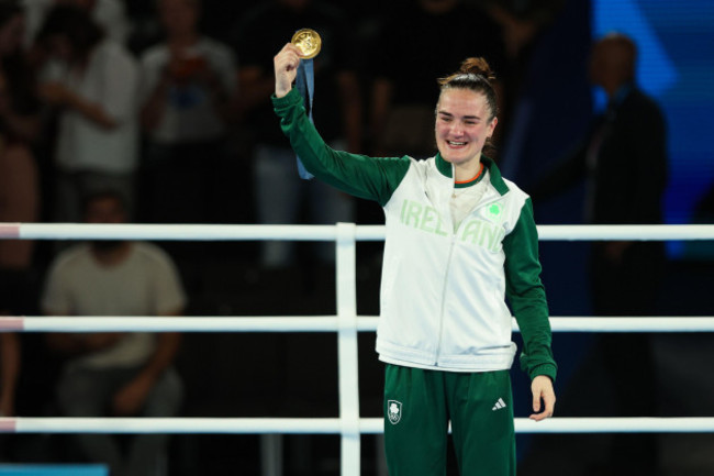 paris-france-6th-aug-2024-kellie-harrington-of-team-ireland-celebrates-with-her-gold-medal-on-the-podium-after-defeating-wenlu-yang-of-team-peoples-republic-of-china-in-their-womens-60kg-final