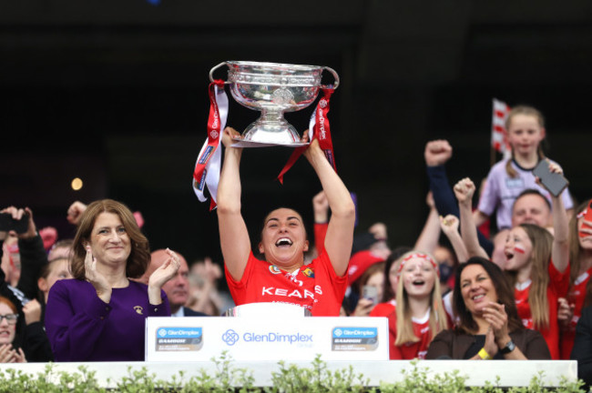 amy-oconnor-lifts-the-oduffy-cup