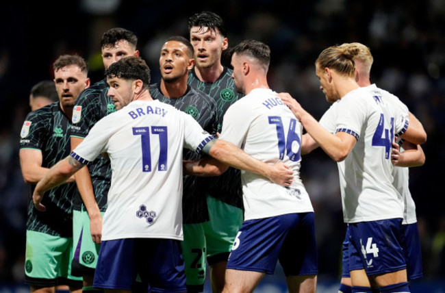 preston-north-end-defend-a-sheffield-united-corner-during-the-sky-bet-championship-match-at-deepdale-preston-picture-date-friday-august-9-2024