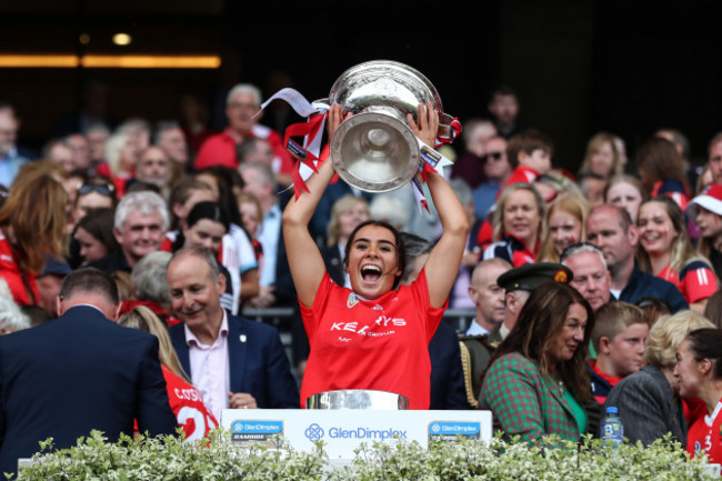 clodagh-finn-lifts-the-sean-oduffy-cup