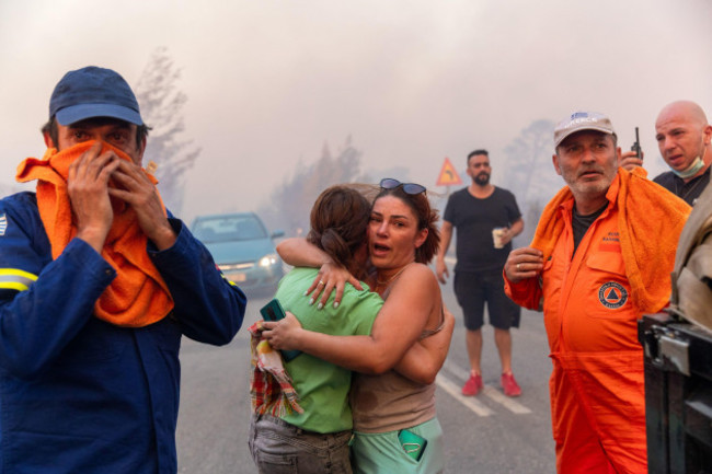 varnavas-greece-12th-aug-2024-local-residents-and-firefighters-are-seen-at-the-site-of-a-wildfire-in-varnavas-around-35-km-from-athens-greece-on-aug-11-2024-greek-firefighters-were-battling