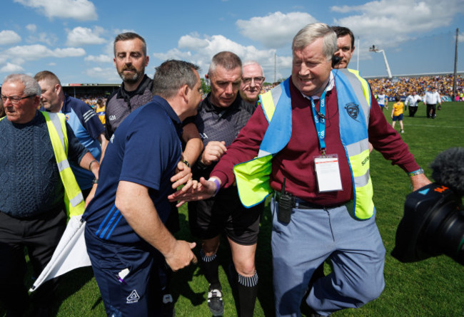 davy-fitzgerald-has-word-with-referee-liam-gordon-after-the-game