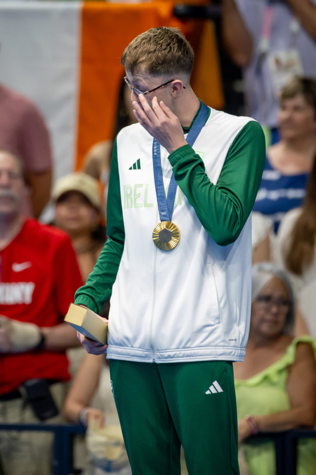 daniel-wiffen-celebrates-winning-gold-on-the-podium