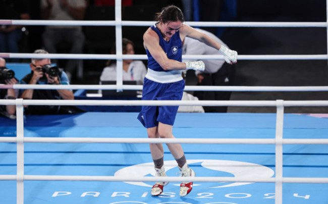 kellie-harrington-celebrates-winning-a-gold-medal