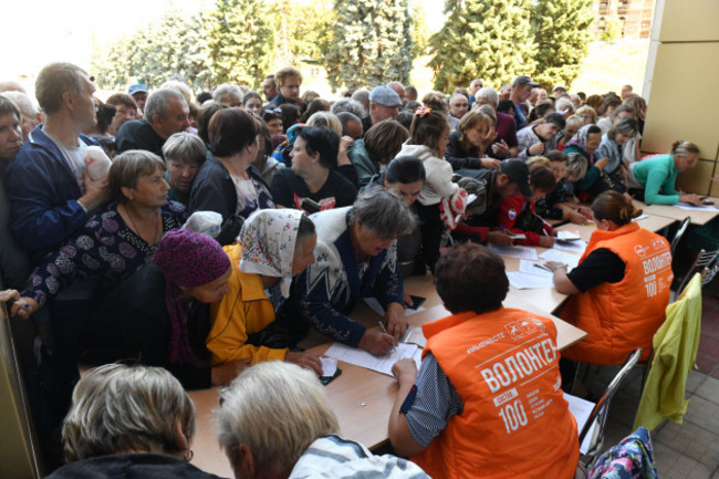 kursk-russia-14th-aug-2024-people-receive-relief-supplies-in-kursk-russia-aug-14-2024-credit-strxinhuaalamy-live-news