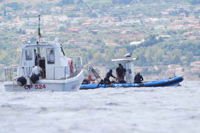 italian-police-service-divers-on-a-rigid-inflatable-boat-rib-near-the-the-dive-site-for-the-bayesian-off-the-coast-of-porticello-sicily-on-the-third-day-of-the-search-for-six-tourists-missing-afte