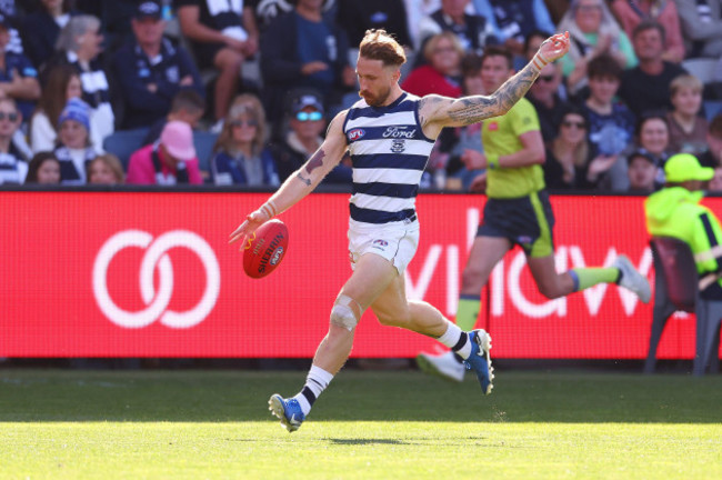 geelong-australia-24th-aug-2024-zach-tuohy-of-the-cats-kicks-the-ball-during-the-afl-round-24-match-between-the-geelong-cats-and-the-west-coast-eagles-at-gmhba-stadium-saturday-august-24-2024