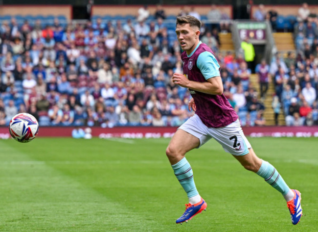 turf-moor-burnley-lancashire-uk-17th-aug-2024-efl-championship-football-burnley-versus-cardiff-city-dara-oshea-of-burnley-moves-to-control-the-ball-credit-action-plus-sportsalamy-live-news