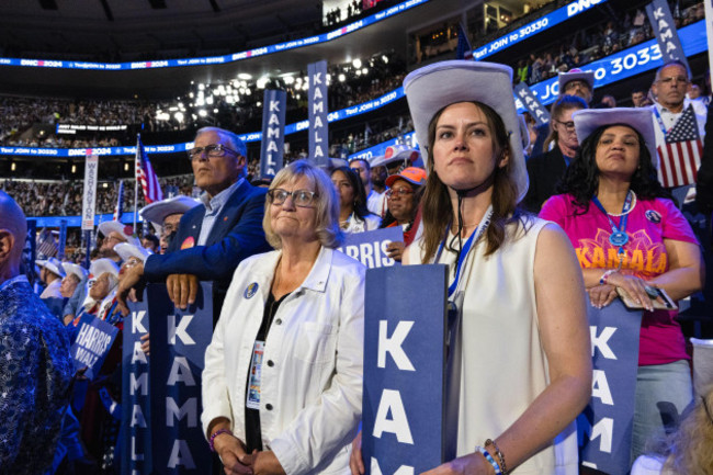 chicago-illinois-usa-22nd-aug-2024-washington-state-delegates-listen-to-the-vice-president-and-democratic-nominee-kamala-harris-on-the-final-night-of-the-dnc-convention-at-the-united-center-in-c