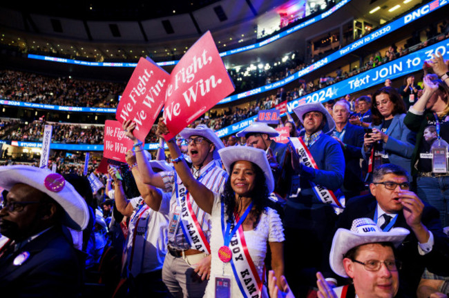 chicago-united-states-19th-aug-2024-members-of-the-washington-state-delegation-cheer-and-hold-signs-saying-we-fight-we-win-during-the-democratic-national-convention-photo-by-jeremy-hoganso