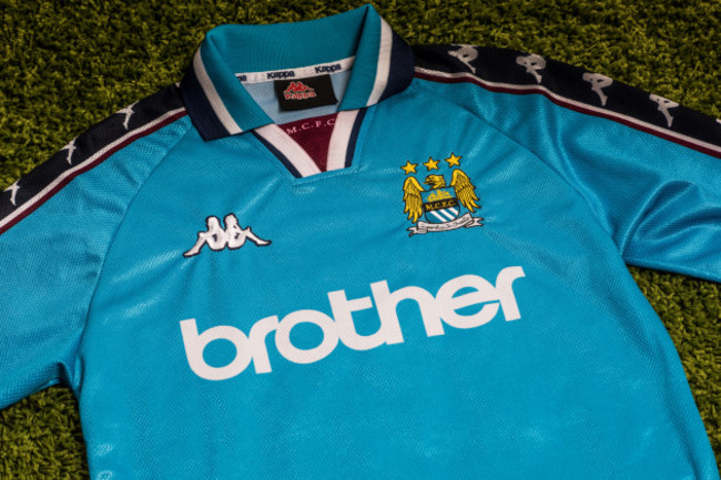 close-up-of-manchester-city-home-kit-199899