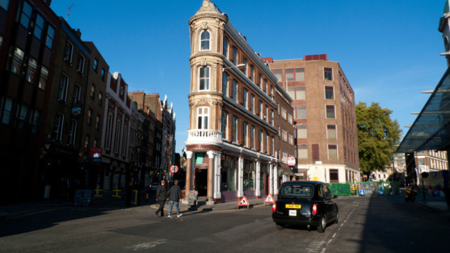 a-black-taxi-cab-driving-along-charterhouse-street-past-smithfield-market-in-london-england-uk-kathy-dewitt-image-shot-102011-exact-date-unknown