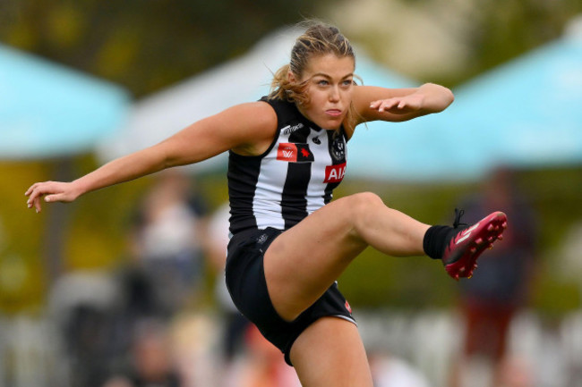 melbourne-australia-17th-sep-2023-sarah-rowe-of-the-magpies-kicks-the-ball-during-the-aflw-round-3-match-between-the-collingwood-magpies-and-the-gold-coast-suns-at-victoria-park-in-melbourne-sund