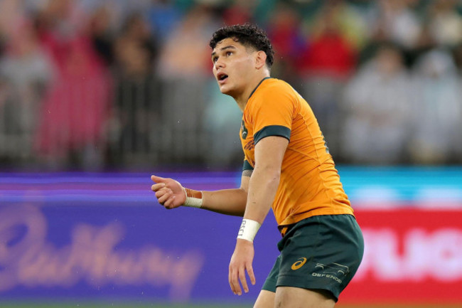 perth-australia-17th-aug-2024-noah-lolesio-of-the-wallabies-kicks-a-penalty-goal-during-the-rugby-championship-match-between-the-australian-wallabies-and-the-south-african-springboks-at-optus-stad