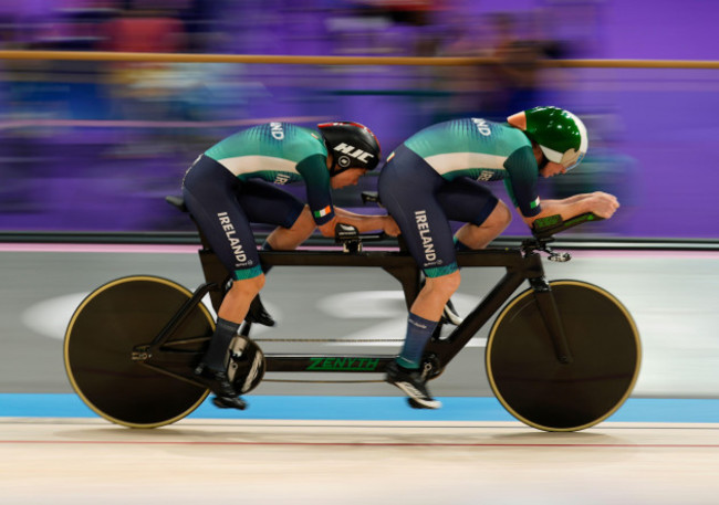 irelands-katie-george-dunlevy-and-pilot-eve-mccrystal-during-the-womens-b-3000m-individual-pursuit-final-at-the-national-velodrome-on-day-four-of-the-paris-2024-summer-paralympic-games-picture-date