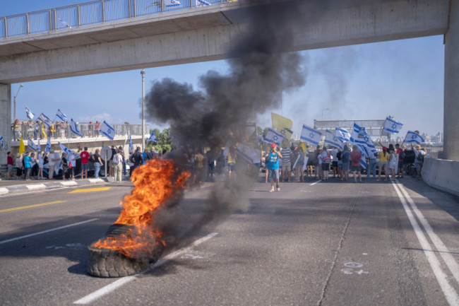 yakum-israel-02nd-sep-2024-family-friends-and-supporters-of-israeli-hostages-taken-by-hamas-in-gaza-take-part-in-a-protest-on-the-israeli-costal-road-outside-kibbutz-yakum-a-day-after-the-discov