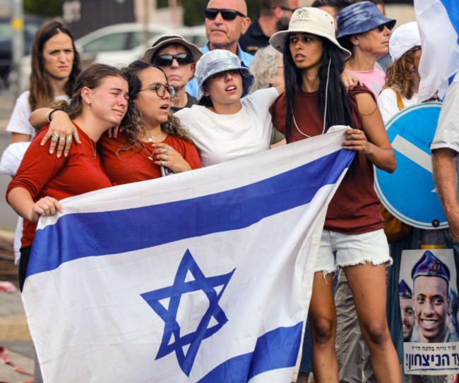 jerusalem-israel-2nd-september-2024thousands-line-jerusalems-streets-to-pay-their-last-respects-to-slain-hostage-hersh-goldberg-polin-in-the-photo-you-may-see-a-few-young-girls-grieving-holding