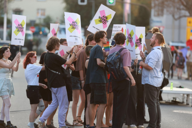 erfurt-germany-01st-sep-2024-people-demonstrate-with-signs-in-front-of-the-thuringian-state-parliament-after-the-state-election-results-the-campact-organization-had-called-for-a-rally-against-the