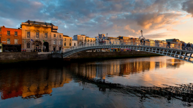 hapenny-bridge-in-sunset-dublin-ireland