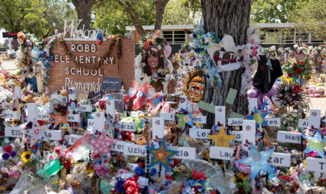 uvalde-8th-aug-2022-photo-taken-on-aug-8-2022-shows-a-makeshift-memorial-site-outside-the-robb-elementary-school-in-uvalde-texas-the-united-states-to-go-with-feature-worries-over-safety-ling