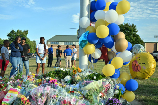 winder-georgia-usa-5th-sep-2024-people-gather-to-lay-flowers-and-pray-in-front-of-the-growing-memorial-at-apalachee-high-school-two-students-and-two-teachers-were-killed-and-nine-people-were-inj