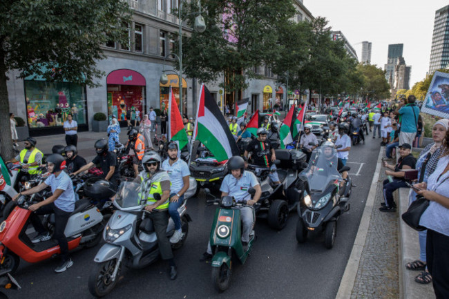 berlin-germany-8th-sep-2024-tensions-flared-today-on-september-8-2024-at-wittenberg-platz-in-berlin-as-a-pro-palestinian-motorcade-clashed-with-a-pro-israel-counter-protest-the-demonstration