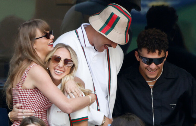 new-york-united-states-08th-sep-2024-taylor-swift-and-travis-kelce-greet-patrick-mahomes-and-his-wife-brittany-as-they-watch-jannik-sinner-of-italy-and-taylor-fritz-play-in-the-mens-singles-final