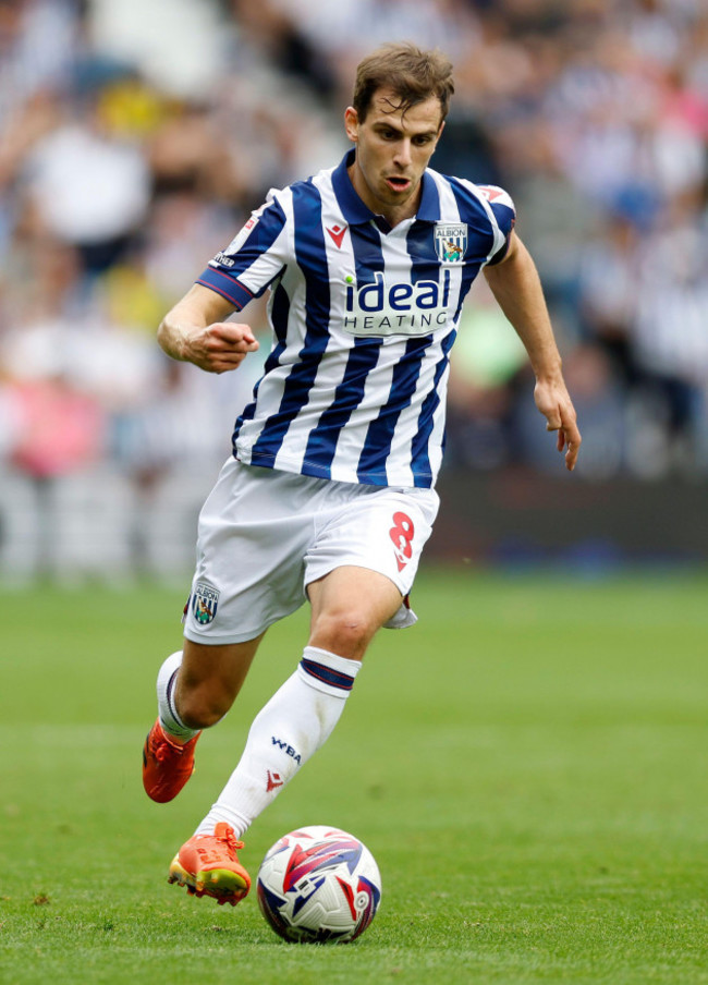 west-bromwich-albions-jayson-molumby-during-the-sky-bet-championship-match-at-the-hawthorns-west-bromwich-picture-date-saturday-august-17-2024