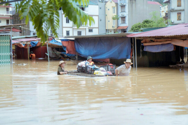 people-carry-belongings-in-flood-triggered-by-typhoon-yagi-in-lang-son-province-vietnam-monday-sept-9-2024-nguyen-anh-tuanvna-via-ap