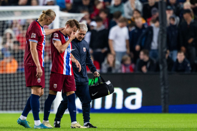 erling-braut-haaland-checks-on-martin-odegaard-of-norway-who-leaves-the-pitch-due-to-injury-during-the-nations-league-football-match-between-norway-and-austria-on-september-9-2024-in-oslo-phot