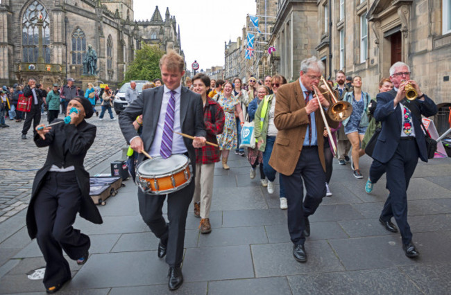 royal-mile-edinburgh-scotland-uk-14-september-2024-silent-singer-meets-musicians-from-elx-parade-from-the-edinburgh-lindy-exchange-on-citys-streets-before-their-swing-on-the-mound-outside-the