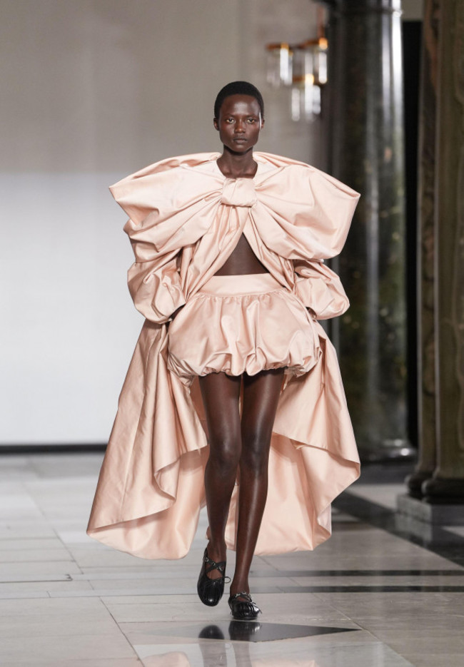 models-on-the-catwalk-during-the-simone-rocha-show-at-the-old-bailey-central-london-during-london-fashion-week-picture-date-sunday-september-15-2024