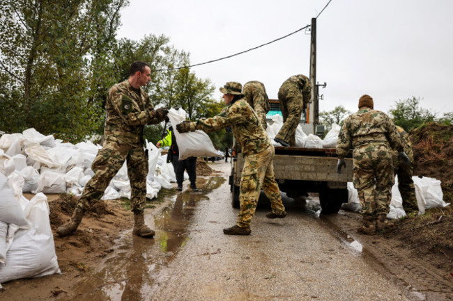 soldiers-build-barriers-with-sandbags-against-flood-water-at-the-bank-of-danube-river-in-pilismarot-hungary-monday-sept-16-2024-robert-hegedusmti-via-ap