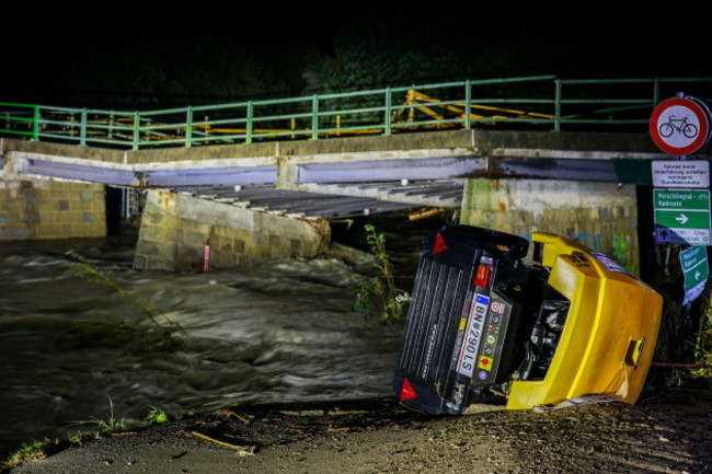 austria-16-september-2024-austria-boheimkirchen-a-bridge-partially-collapsed-after-a-crane-fell-on-it-photo-christoph-reichweindpa-credit-dpa-picture-alliancealamy-live-news