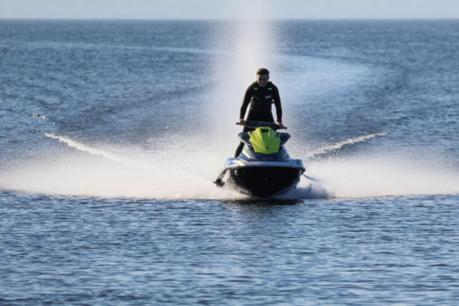 lough-neagh-county-antrim-northern-ireland-uk-18-sep-2024-uk-weather-a-warm-day-despite-the-cool-breeze-on-lough-neagh-a-pleasant-day-for-water-skiing-on-lough-neagh-credit-cazimbalamy-live