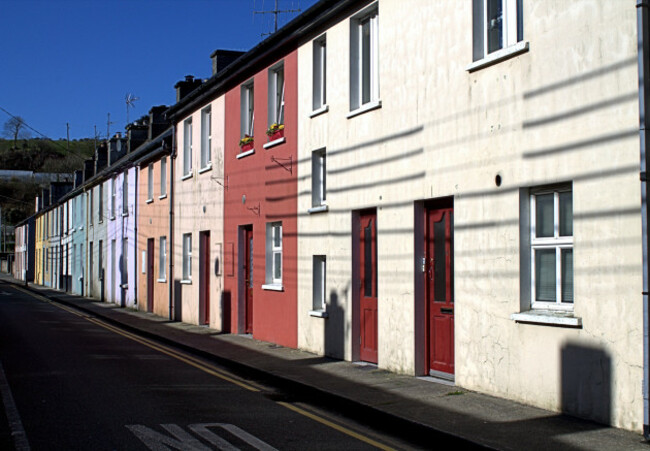 brightly-coloured-terraced-houses-in-skibbereen-ireland-a-popular-holiday-destination-and-tourist-town-in-west-cork-ireland