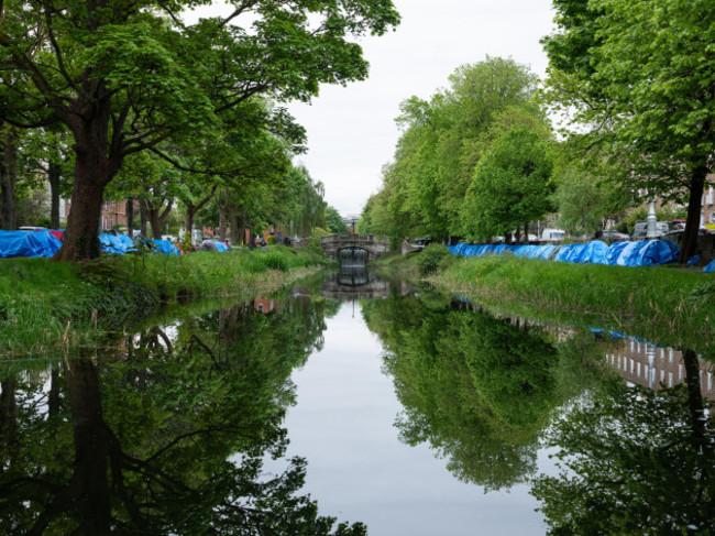 a-makeshift-camp-of-asylum-seeker-tents-on-the-grand-canal-in-dublin-city-ireland