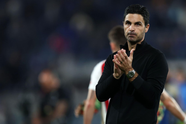 bergamo-italy-19th-sep-2024-mikel-arteta-head-coach-of-arsenal-fc-greets-the-fans-at-the-end-of-the-uefa-champions-league-202425-league-phase-md1-match-between-atalanta-bc-and-arsenal-fc-at-gewi