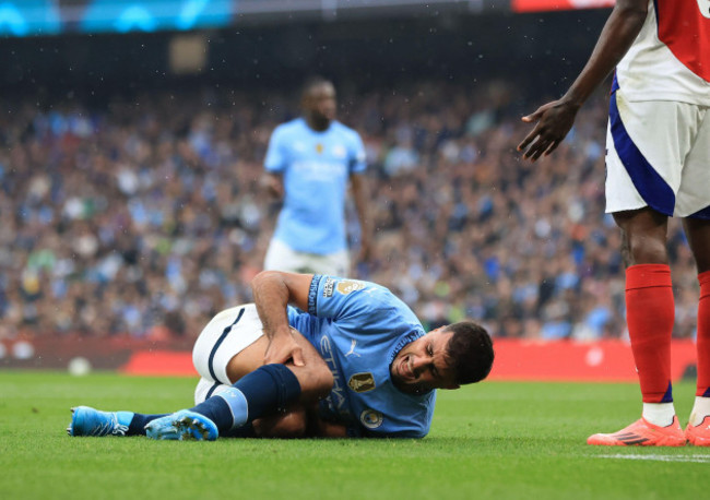 etihad-stadium-manchester-uk-22nd-sep-2024-premier-league-football-manchester-city-versus-arsenal-rodri-of-manchester-city-is-injured-in-a-collision-with-thomas-party-of-arsenal-leading-to-his