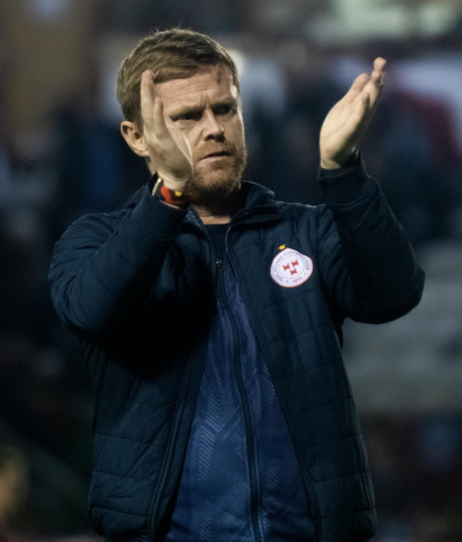 damien-duff-applauds-supporters-after-the-game