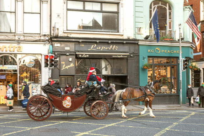 santa-claus-riding-christmas-horse-carriage-for-kids-in-dublin-city-centre