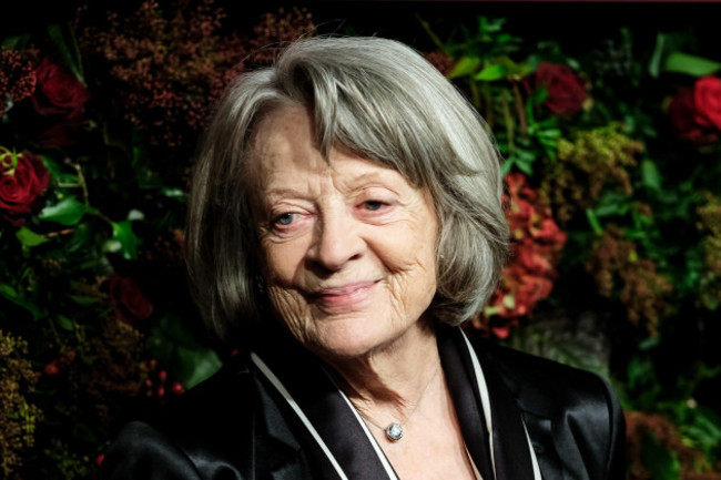 london-coliseum-london-uk-24-november-2019-dame-maggie-smith-poses-at-the-65th-evening-standard-theatre-awards-picture-by-julie-edwards-alamy-live-news