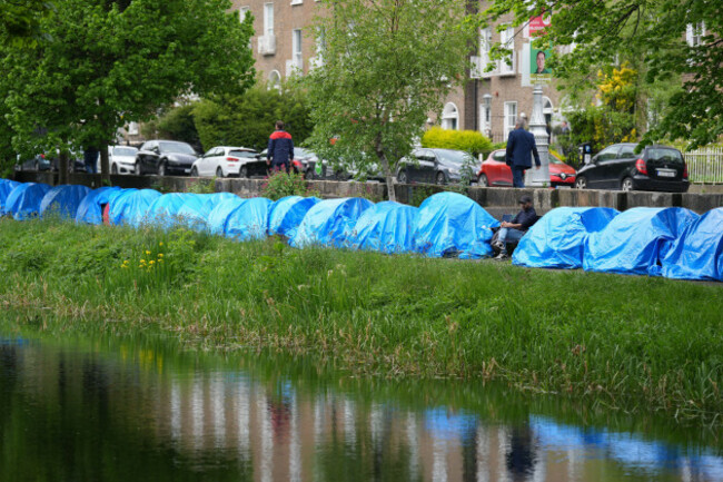 tents-which-have-been-pitched-by-asylum-seekers-along-a-stretch-of-the-grand-canal-dublin-near-to-the-international-protection-office-ipo-on-mount-street-dublin-a-makeshift-migrant-camp-was-dism