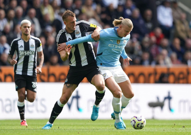 newcastle-uniteds-dan-burn-left-and-manchester-citys-erling-haaland-battle-for-the-ball-the-premier-league-match-at-st-james-park-newcastle-upon-tyne-picture-date-saturday-september-28-2024