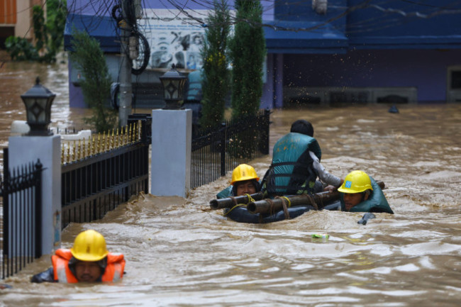 kathmandu-nepal-28th-sep-2024-rescuers-evacuate-a-resident-trapped-in-a-flooded-neighborhood-in-lalitpur-nepal-sept-28-2024-floods-and-landslides-triggered-by-incessant-rainfalls-in-nepal-hav