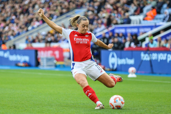 leicester-uk-29th-sep-2024-leicester-england-september-29th-2024-katie-mccabe-11-arsenal-crosses-the-ball-during-the-barclays-womens-super-league-game-between-leicester-city-and-arsenal-at-ki