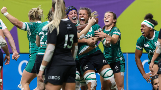 erin-king-celebrates-scoring-the-winning-try